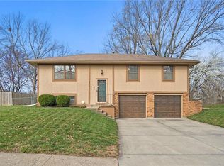 416 SE Lana St, Lees Summit, MO 64063