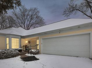 6 The Court Of Lagoon Vw, Northbrook, IL 60062