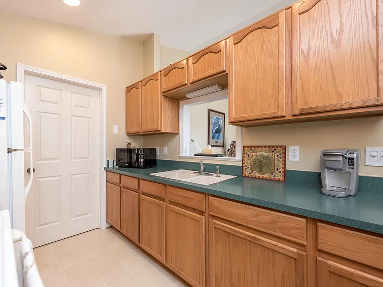 212 Commons Ct — Photo 6