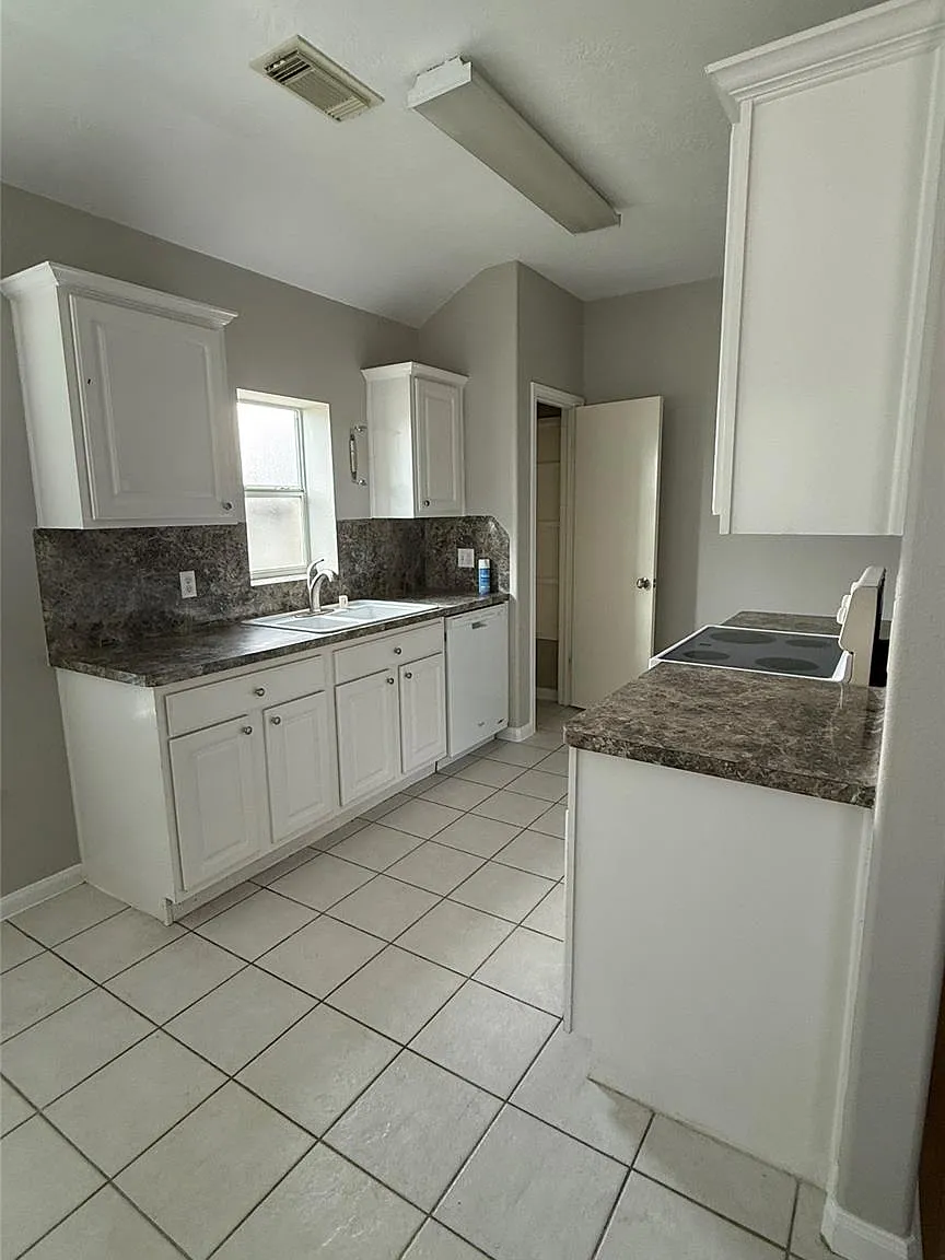 3 bed, 2.0 bath, 1262 sqft, $1,650 — Photo 2
