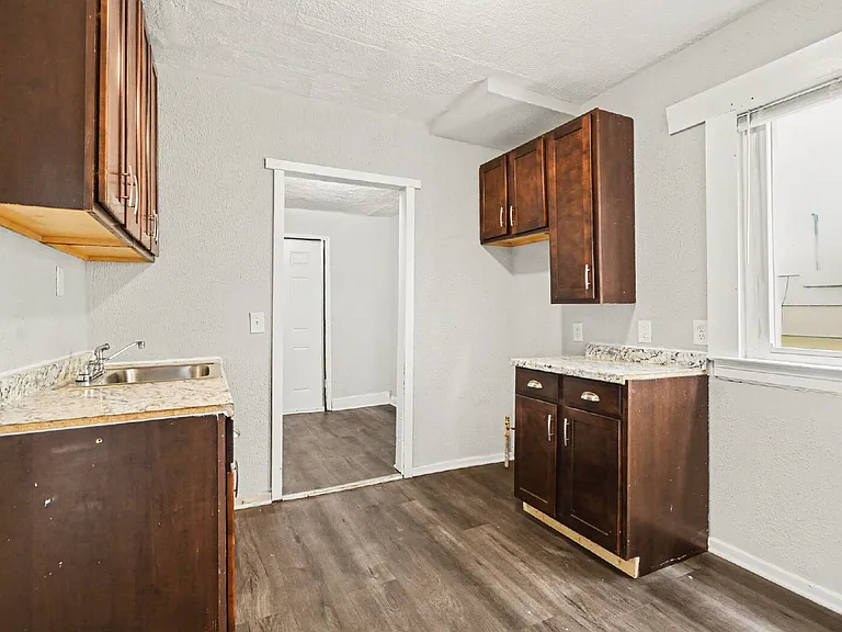 242 Ferris St — Photo 8