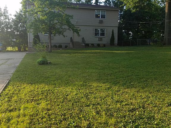 3rd image of 13 Spruce Dr APT 2