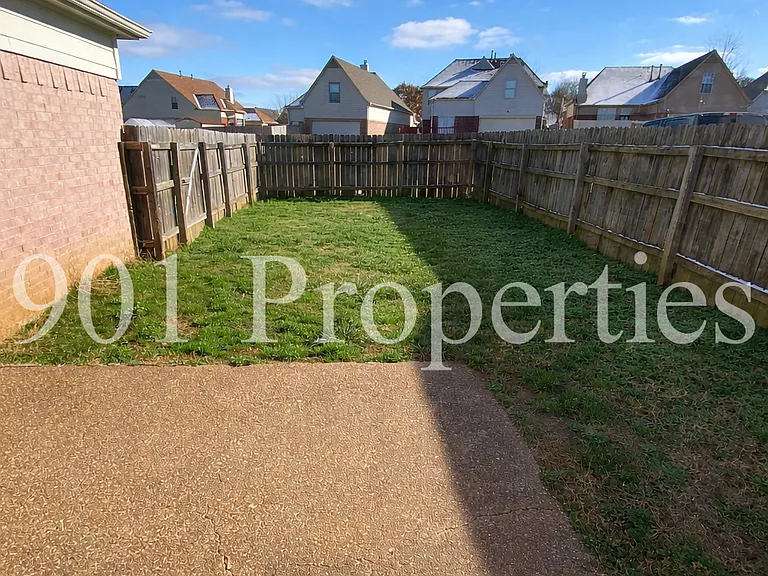 1120 Averett Ln — Photo 10