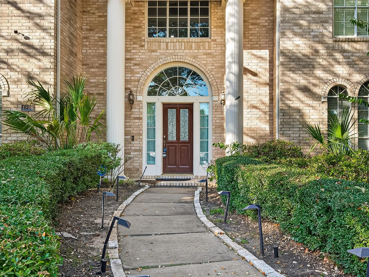 4 bed, 3.5 bath, 4430 sqft, $4,000 — Photo 2