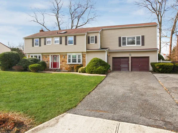 20 Fox Hollow Rd, East Setauket, NY 11733