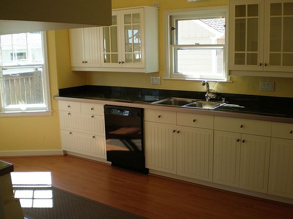 Granite counters w/new dishwasher