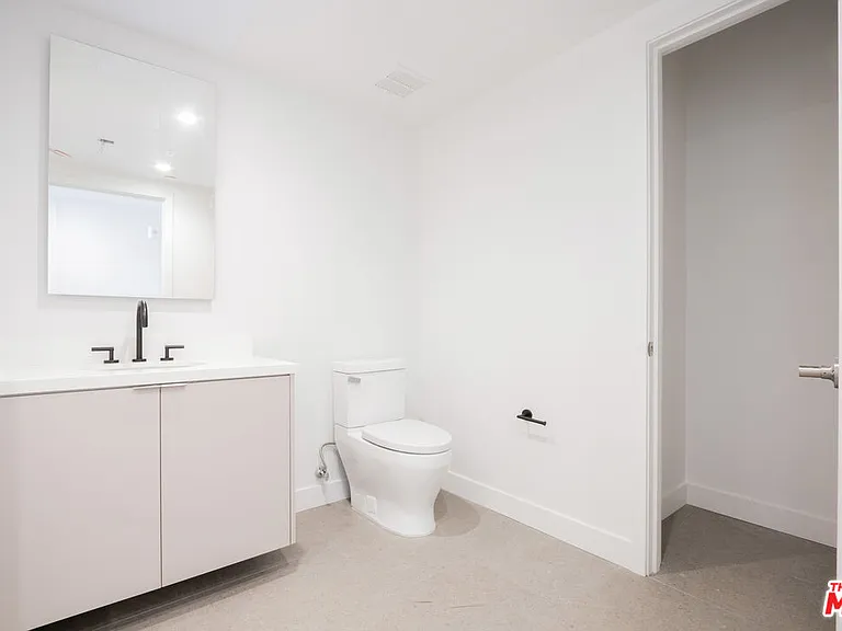 1130 N Orange Dr #403 — Photo 9