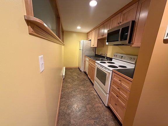 4th image of 658 N Warren St #2