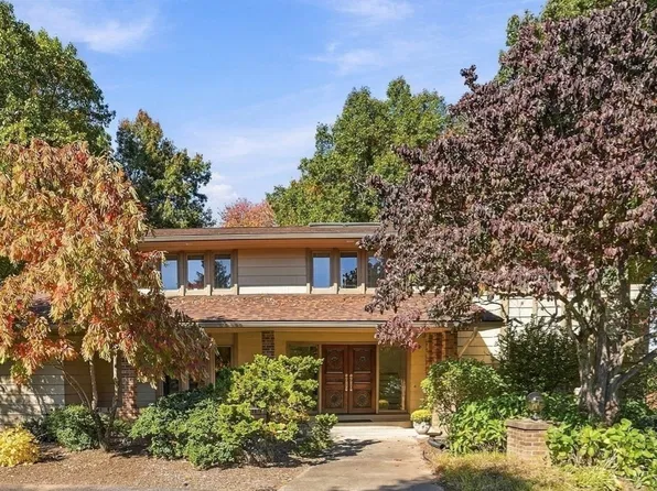 692 Wolf Swamp Rd, Longmeadow, MA 01106
