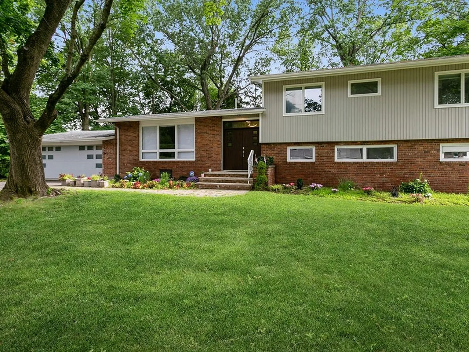 5 bed, 2435 sqft, $7,250 — Photo 1