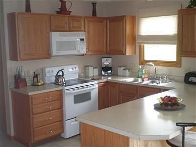 Oak Cabinets with new appliances and a pennsula