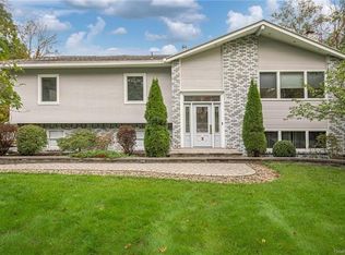 2 E Mayer Dr, Suffern, NY 10901