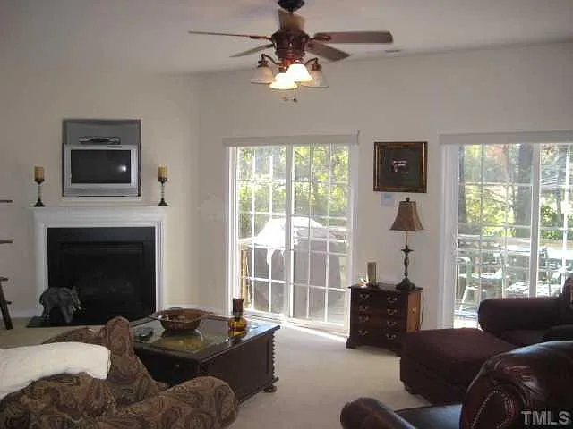 4 bed, 2004 sqft, $2,150 — Photo 4