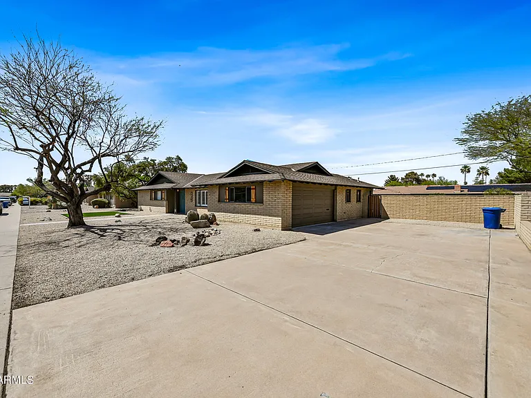 530 E Fairmont Dr — Photo 2