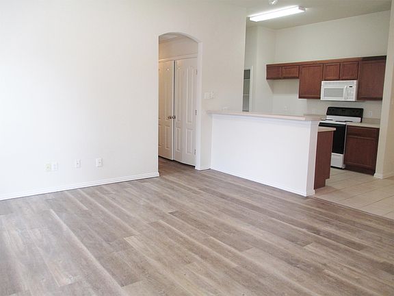 2nd image of 412 Amber Ln