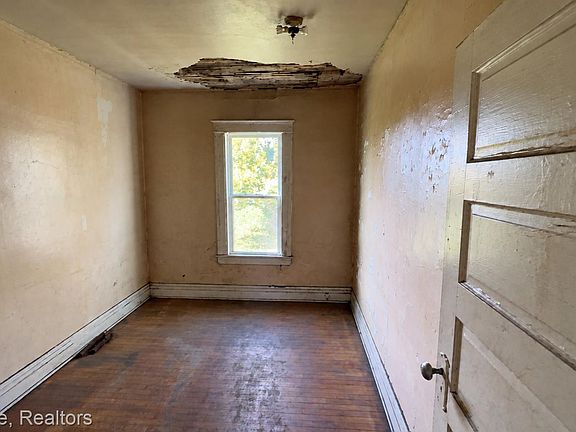 4th image of 9026 Thaddeus St