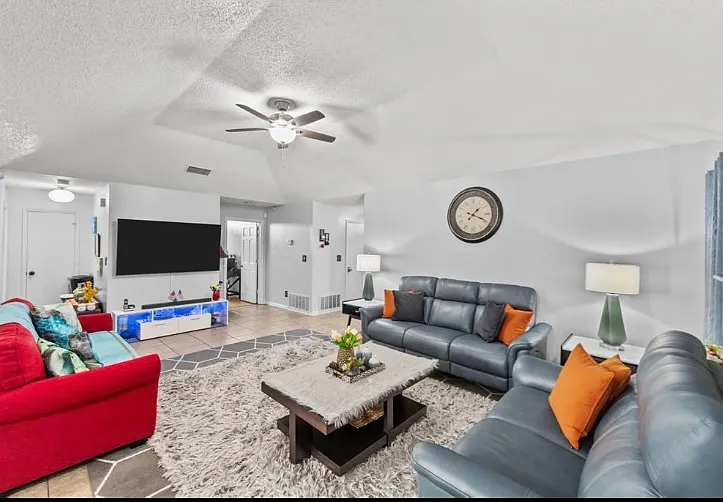 3 bed, 1354 sqft, $1,975 — Photo 2