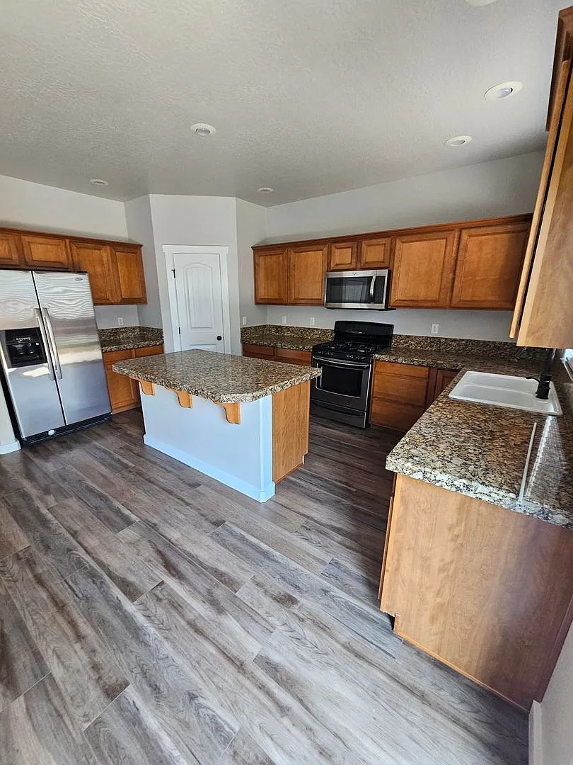Gorgeous 4 bedroom 2.5 bath, Meridian home in Silverleaf Subdivision. Newer flooring and paint. — Photo 3