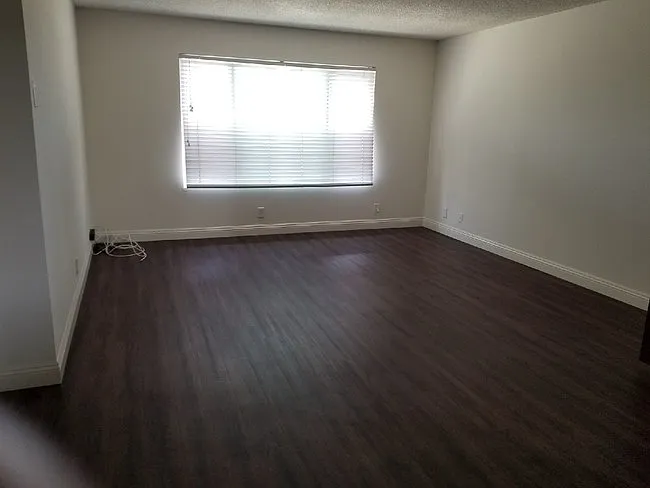 4507 Spencer St — Photo 2