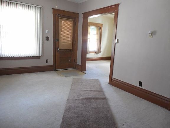 5th image of 913 Grant Ave