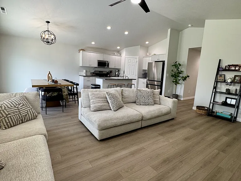2089 N Thunderbolt St — Photo 4