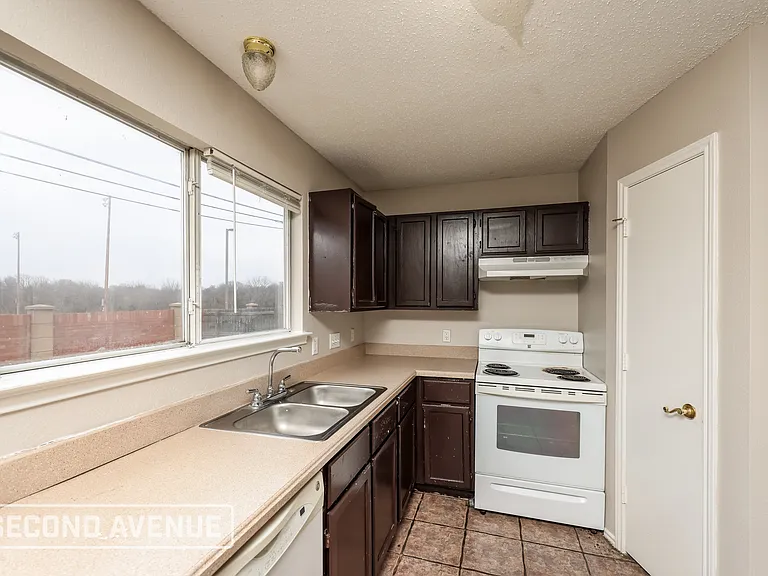 12931 Parker Ct — Photo 6