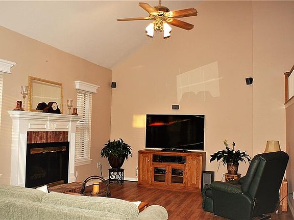 3rd image of 410 Northcrest Ave