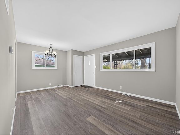3rd image of 5357 Sashabaw Rd
