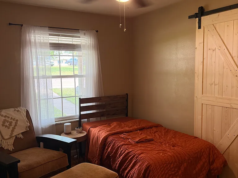 1024 Saint Clair Ave — Photo 12