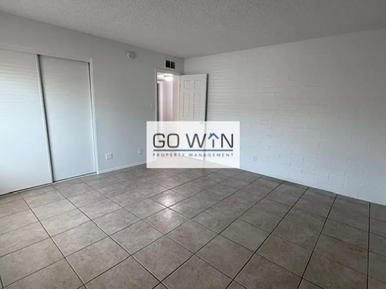 2018 W Cactus Rd — Photo 3