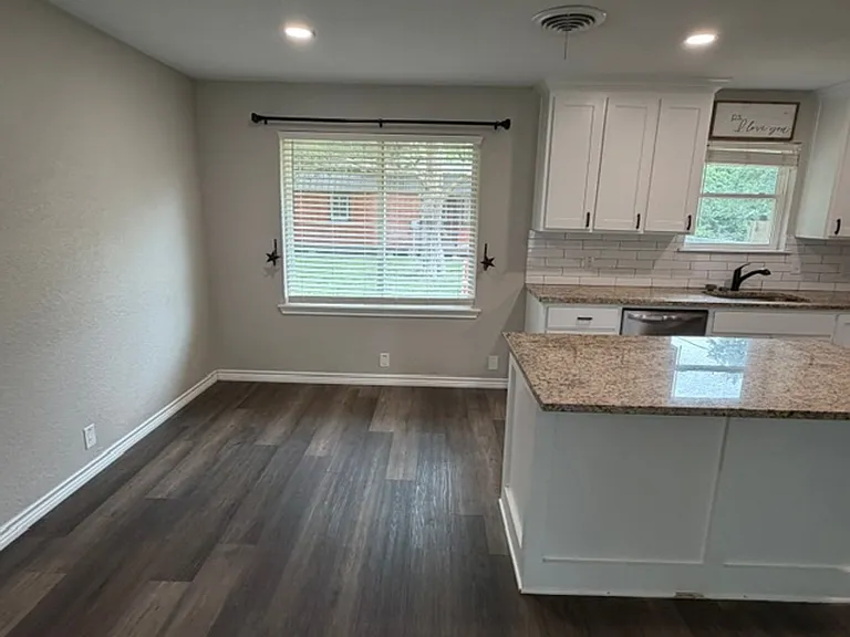 1311 Manor Dr — Photo 8