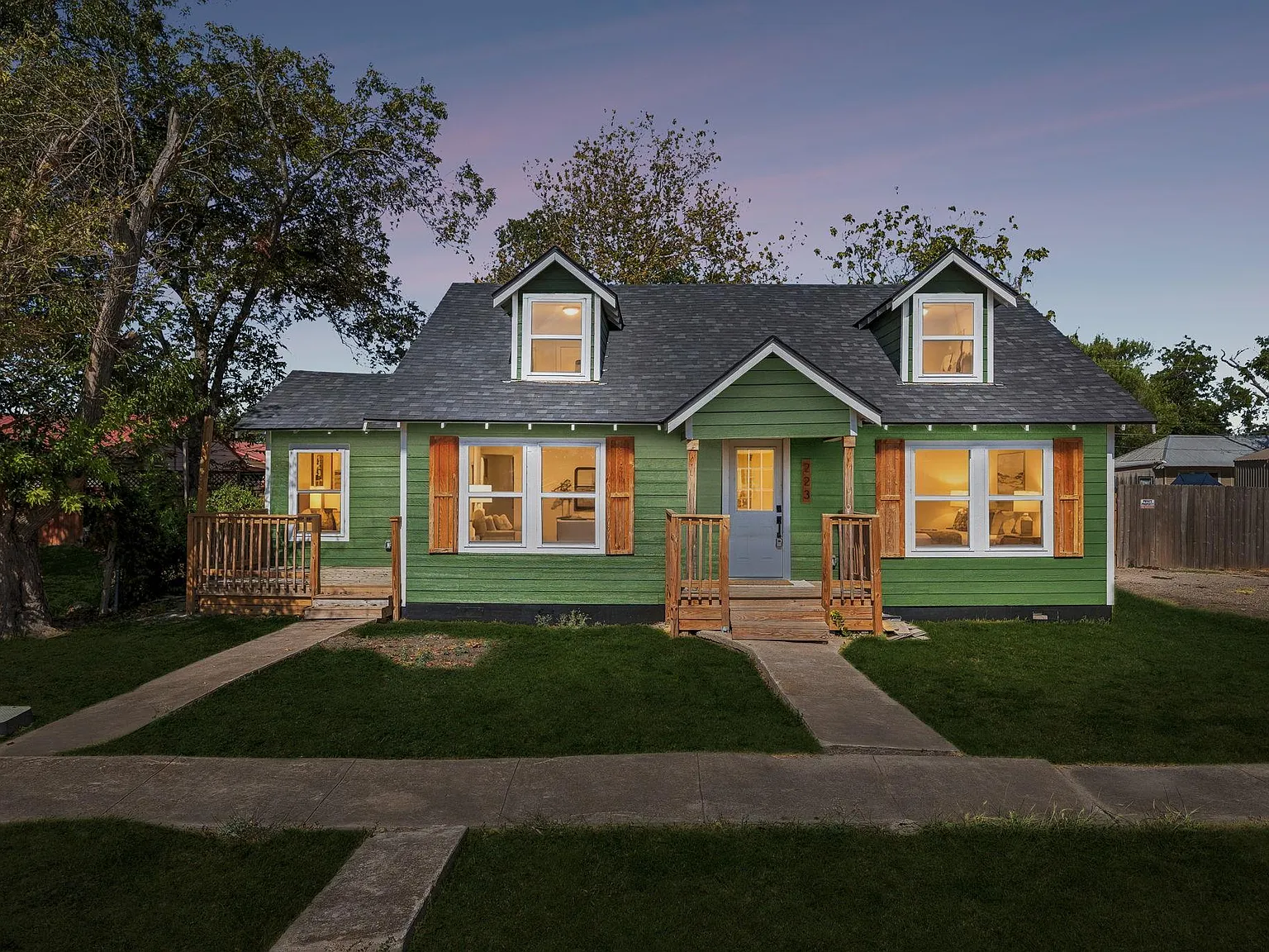 3 bed, 1.0 bath, 2010 sqft, $1,900 — Photo 1