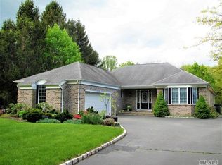 199 Oakfield Ave, Dix Hills, NY 11746