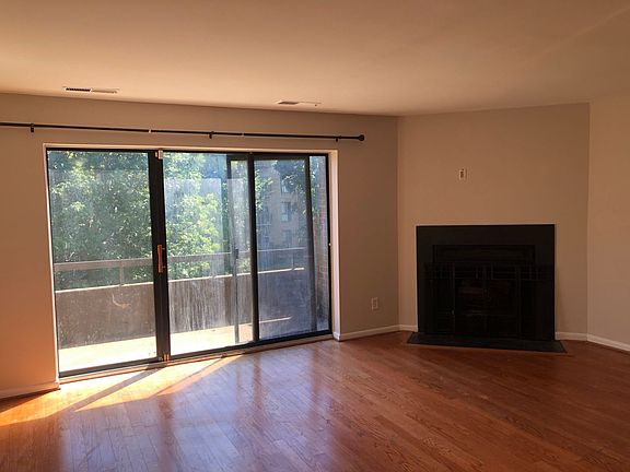 3rd image of 3081 Hawthorne Dr NE