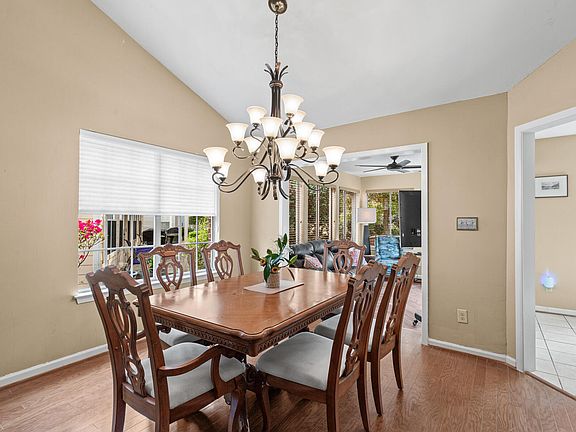 4th image of 834 Fairway Lakes Dr