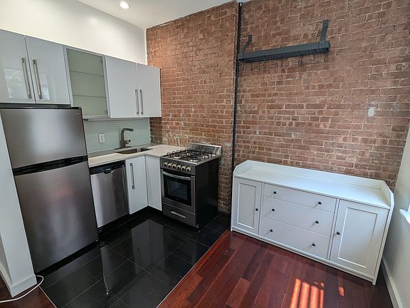 4th image of 526 W 46th St #3A