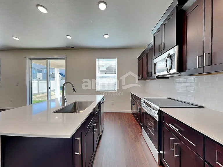 1432 N Garnet Creek Ave — Photo 3