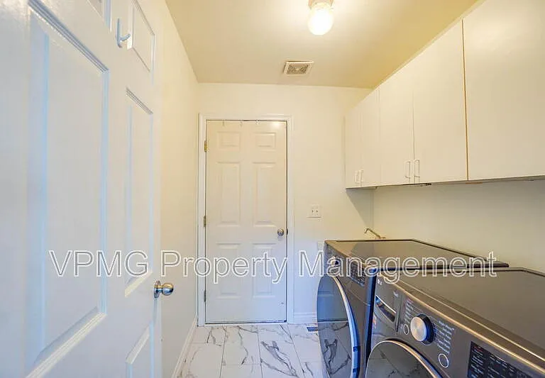 552 E 5th St — Photo 16