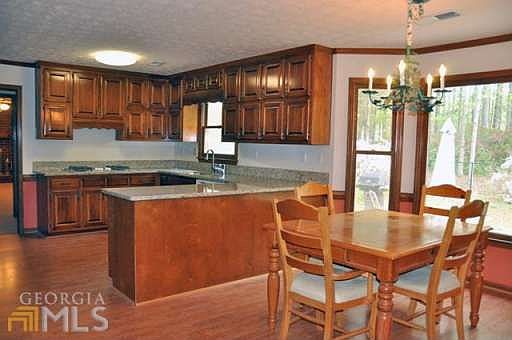 3rd image of 425 Camelot Dr