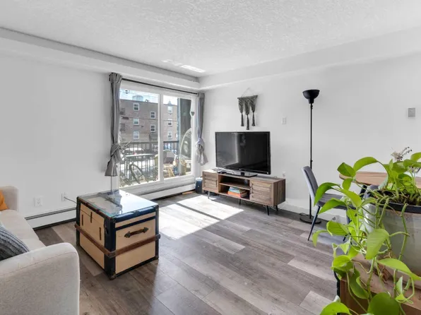 931 2nd Ave NW #204, Calgary, AB T2N 0E7