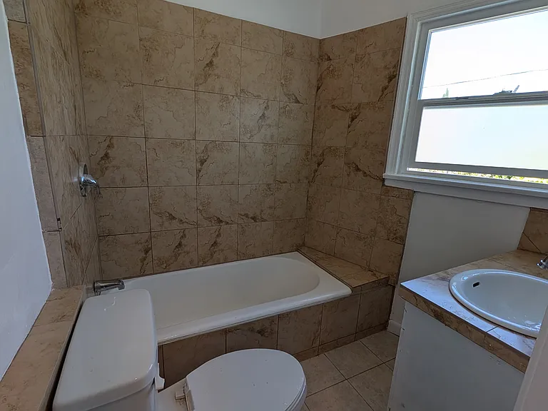 1054 1/2 S Carmona Ave #1 — Photo 13