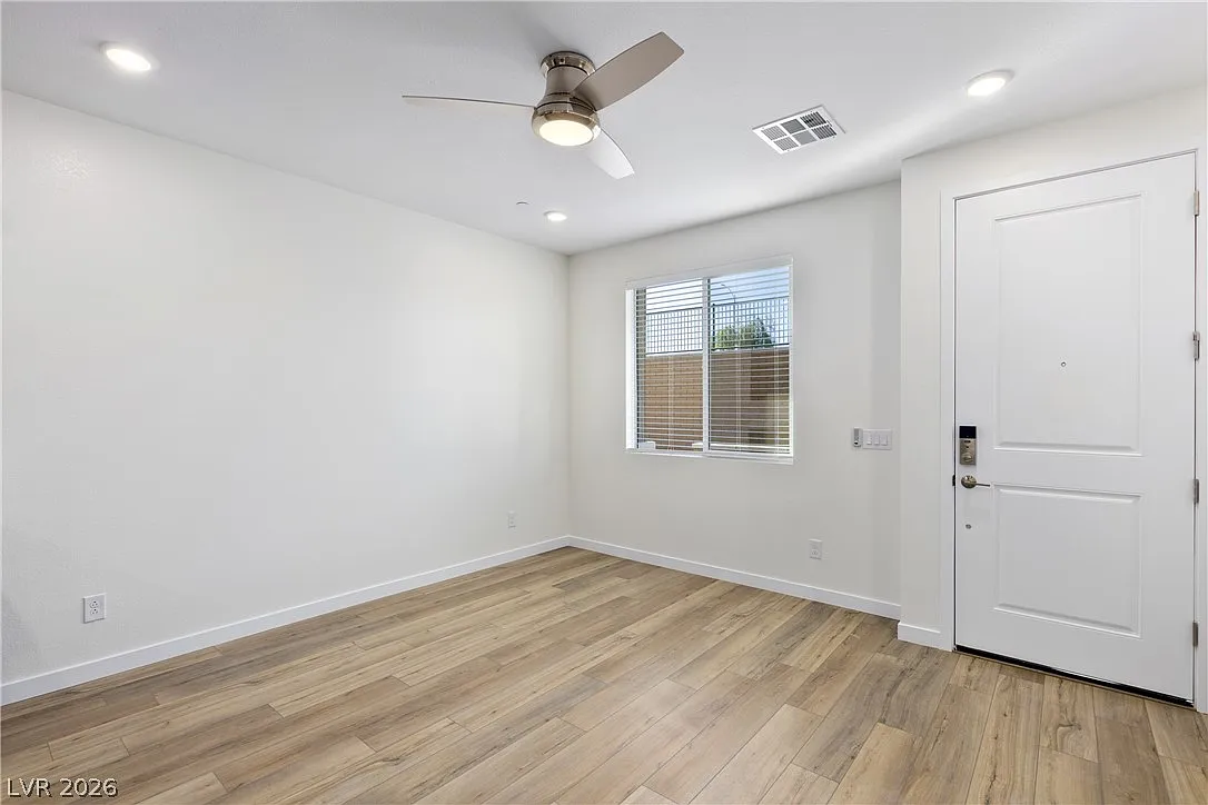3 bed, 2.5 bath, 1405 sqft, $2,023 — Photo 3