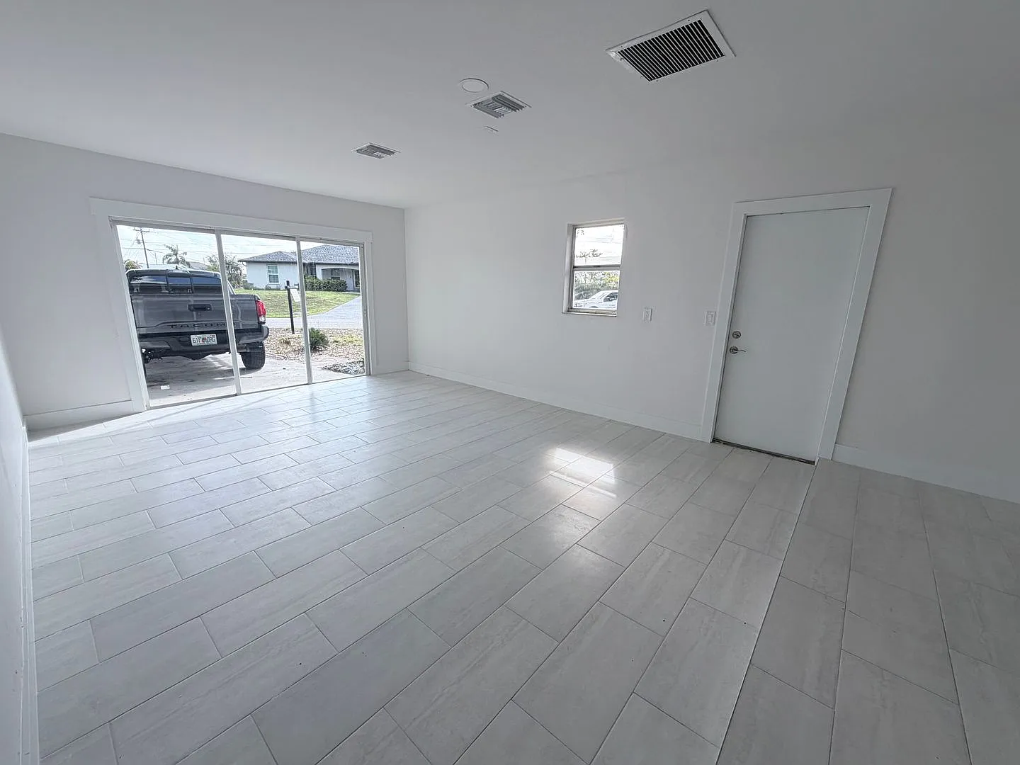Section 8 3/2 Pool Home With 2 Bonus Rooms Available 09/01/2026 — Photo 3