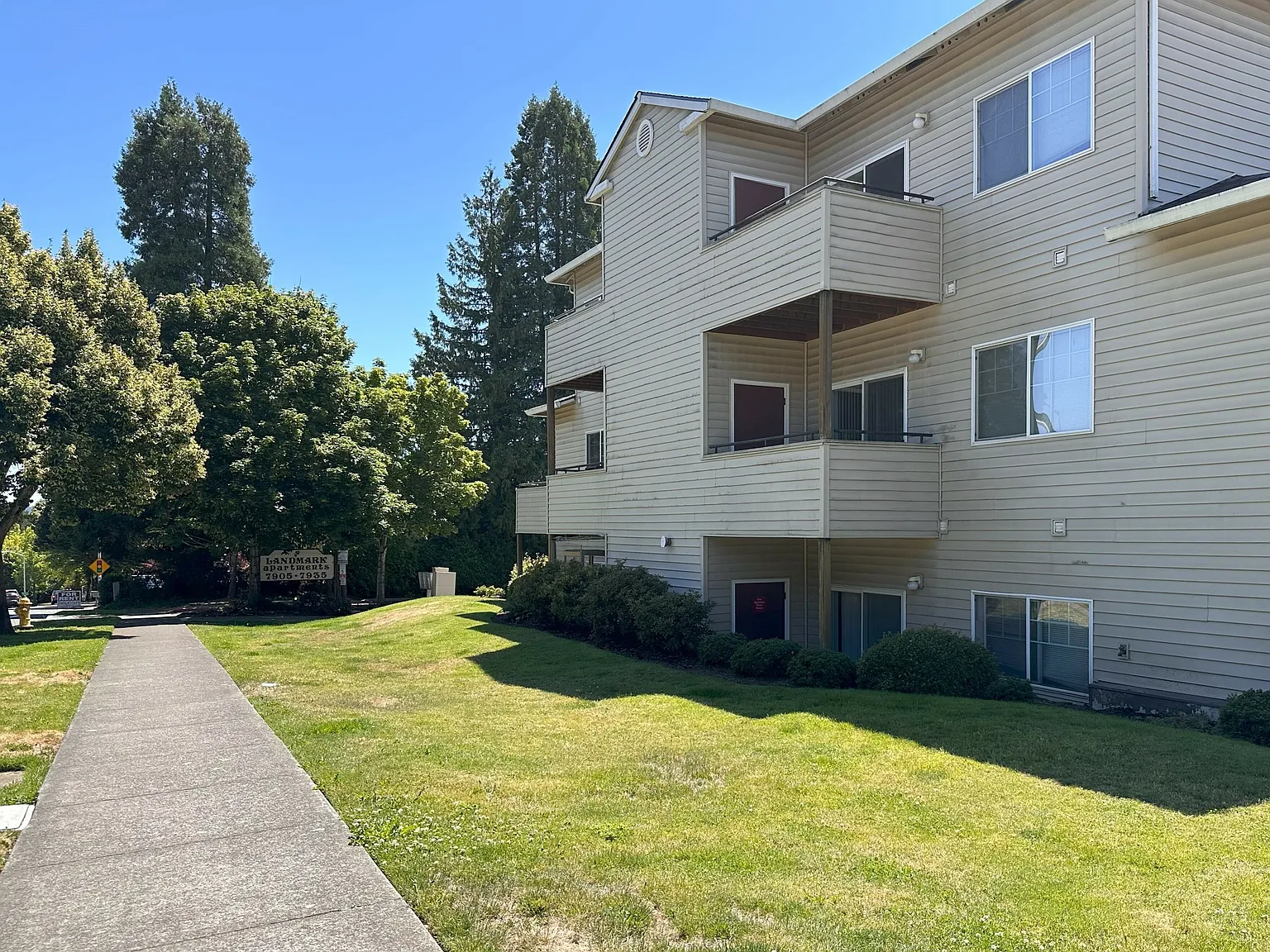 Landmark Apartments — Photo 2
