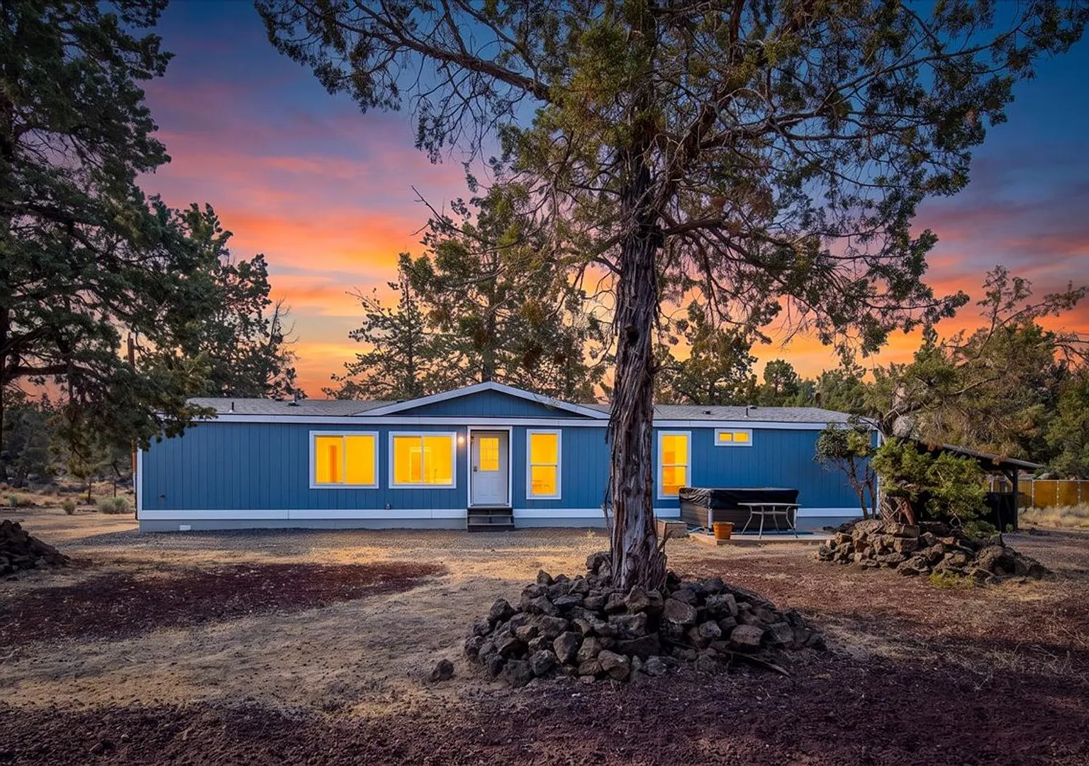 3 Bed 2 Bath newly renovated - Single level-Shop-Fenced — Photo 1