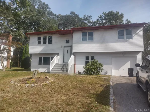 41 Woodbrook Dr, Ridge, NY 11961