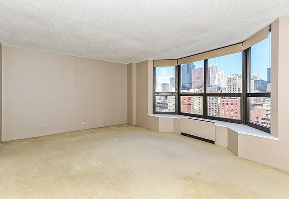 4th image of 899 S Plymouth Ct APT 1401
