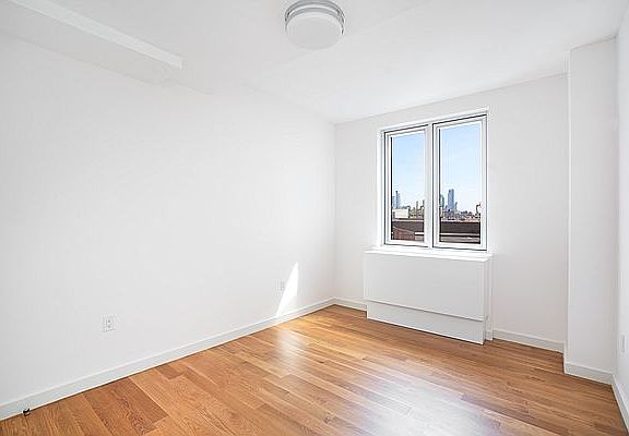 5th image of 3143 Vernon Blvd Unit 201