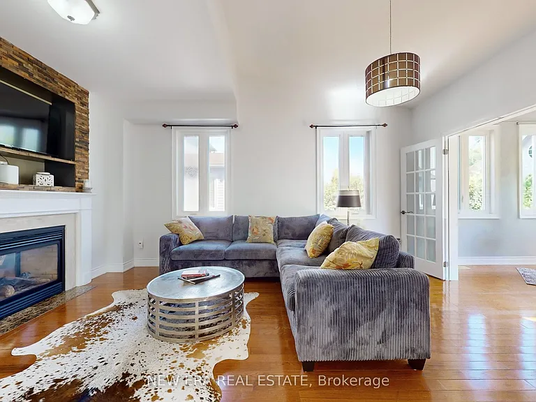 1031 Lake Dr N #UPPER — Photo 4