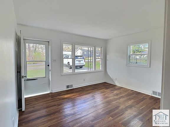 4th image of 702 Mica St